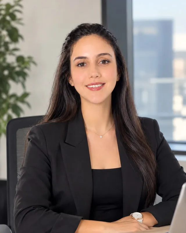 Portrait d’Asma Snene, manager comptable chez HKS