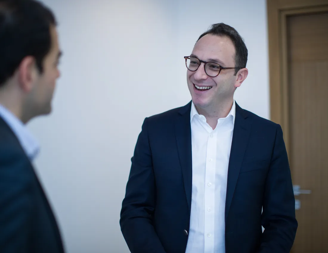 Échange de conseil dans les bureaux du cabinet HKS