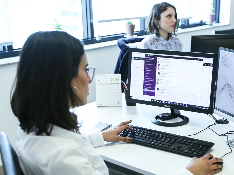 Poste de travail et calendrier au cabinet HKS